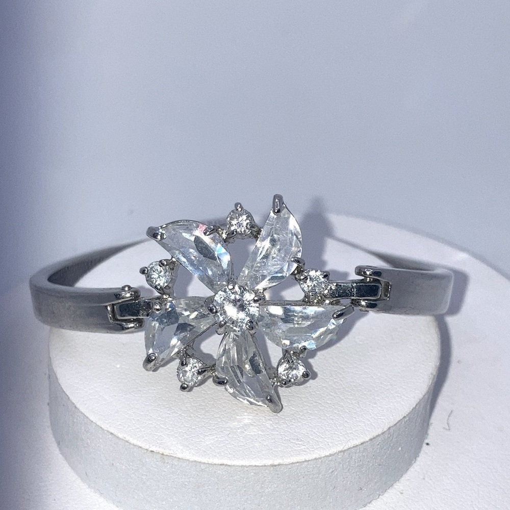 Vtg Floral Crystal Flower Silver Tone Bracelet 5.5” Circumference/ 1.7” Diameter